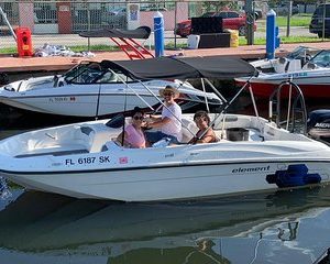 18 Ft Boat for 6 people, Gas included, 5 Star boat rental
