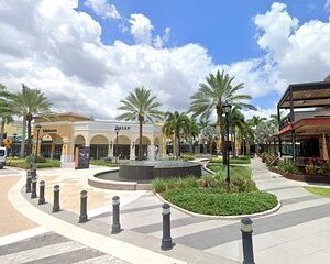 Shared Transfer to Sawgrass Mall by Tour Bus