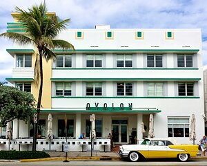 Group TOUR OF THE ART DECO SOUTH BEACH DISTRICT IN FRENCH 2H