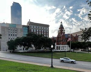 65 Minute JFK Assassination Walking and Van Tour