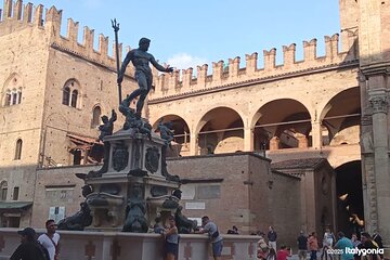 BOLOGNA private tour: historic center, towers and mysteries