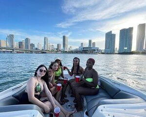 26 Ft Boat, Miami Bay Rental for 2 or 4 hours. 10 people