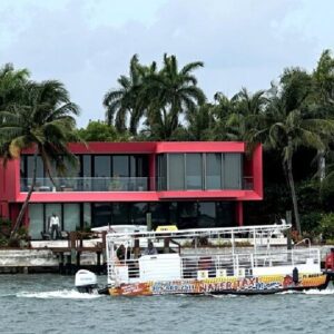 Bayside Marketplace: Millionaire Homes Boat, Stop at South Beach