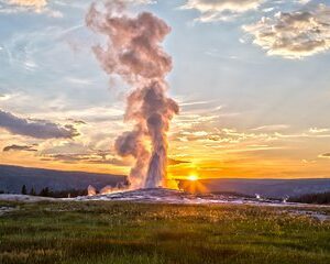 From Jackson Hole: Yellowstone Old Faithful, Waterfalls and Wildlife Day Tour