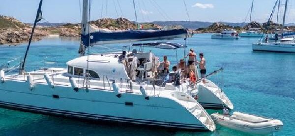 Tour in Catamarano Sport da Isola di La Maddalena e Palau