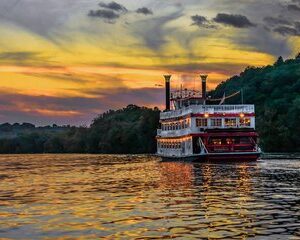 Stillwater Tour Trolley Ride and Scenic Boat Cruise with Lunch